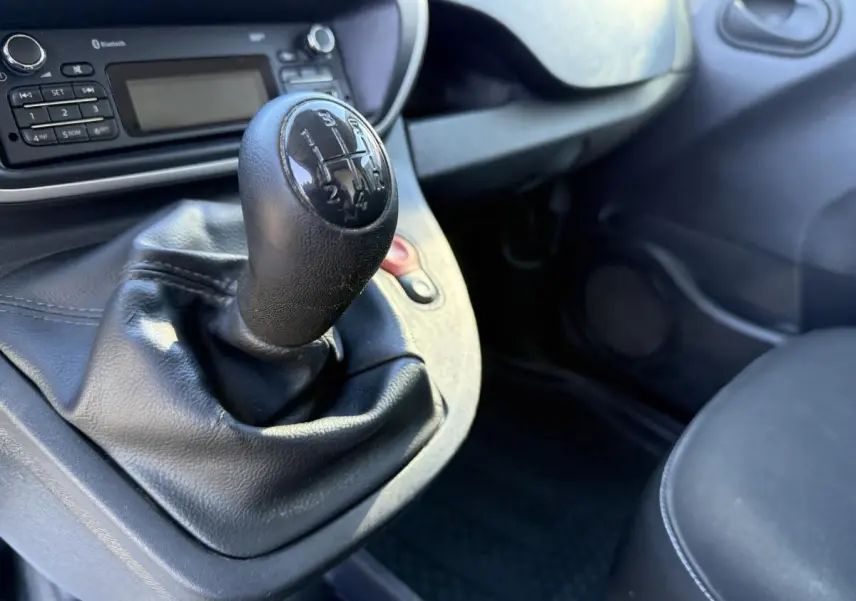 Gros plan sur levier de vitesse manuel noir dans l'habitacle du Renault Kangoo Express gris foncé de 2016