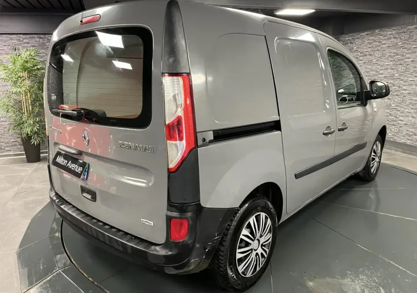 Vue 3/4 arrière droit du Renault Kangoo Express gris foncé avec hayon vitré et porte latérale coulissante tôlée.