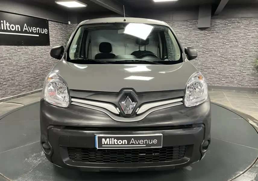 Vue frontale d'un Renault Kangoo Express gris foncé avec bouclier noir mat et logo Renault proéminent.