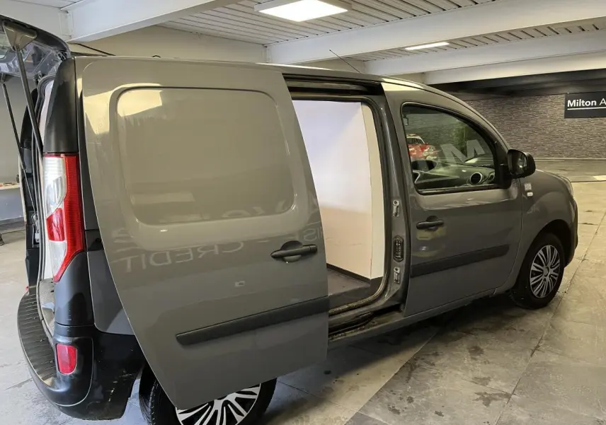 Renault Kangoo Express gris foncé vu de trois quarts arrière droit avec porte latérale gauche coulissante ouverte.