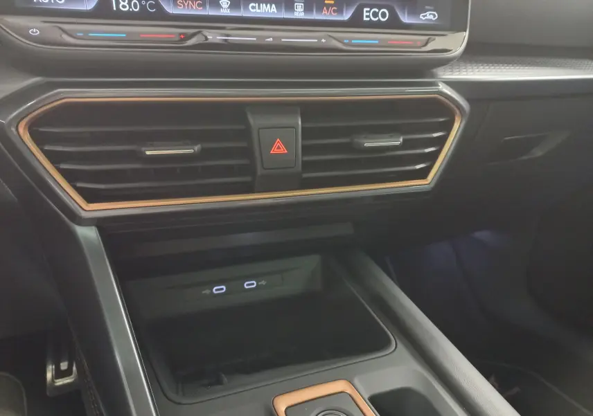 Détail de la console centrale du CUPRA Formentor 1.5 EHybrid 2025 avec aérateurs et commandes climatisation.
