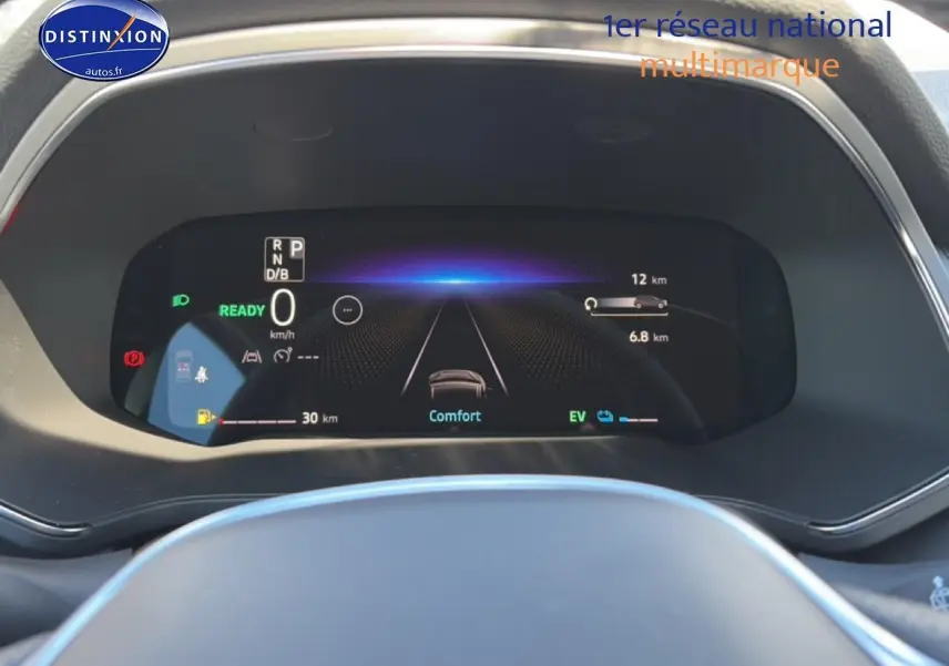Vue rapprochée du tableau de bord numérique du Renault Captur 1.8 e-tech hybride affichant l'écran de conduite en mode confort.