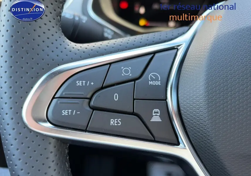 Gros plan sur les commandes du volant multifonction en cuir perforé de la Renault Captur 2026, version hybride.