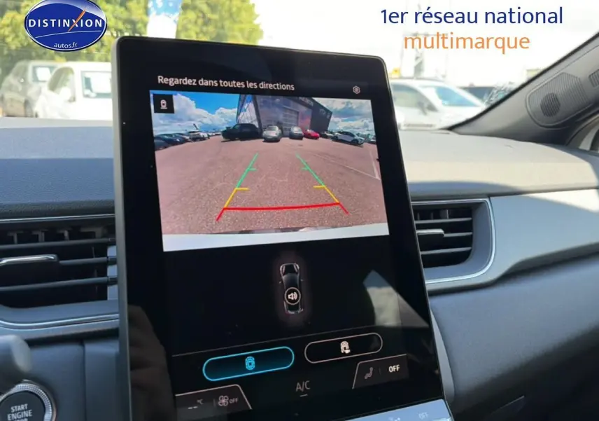 Vue intérieure du tableau de bord du Renault Captur 2026 avec écran tactile affichant la caméra de recul en marche.