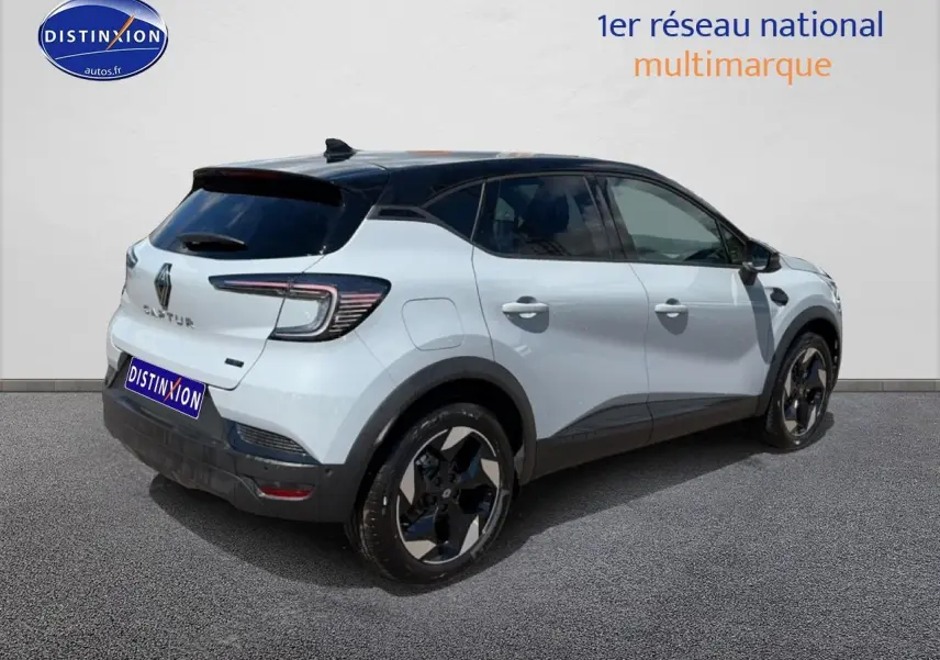 Renault Captur 2026 rafale toit noir, vue 3/4 arrière droit, feux LED et jantes alu distinctives.