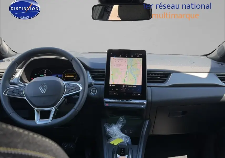 Vue frontale de l’intérieur du Renault Captur 2026 avec écran tactile vertical et volant multifonction noir.