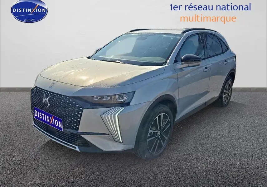 DS7 1.5 BlueHDi 130 Edition France en cristal pearl, vue 3/4 avant avec calandre noire et jantes alliage noires.