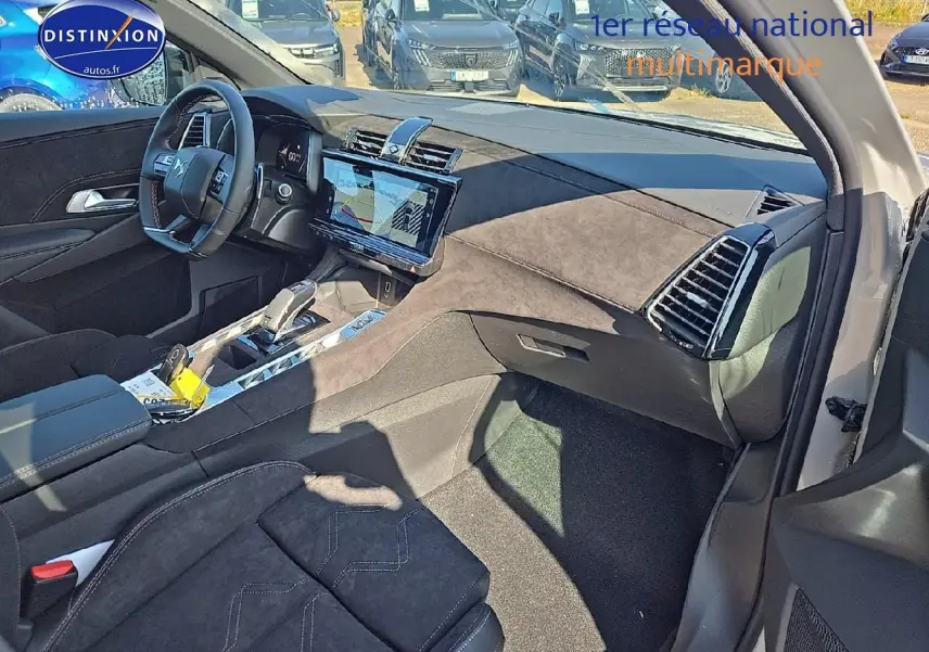 Intérieur avant droit du DS7 1.5 BlueHDi 130 Edition France avec tableau de bord en alcantara et écran tactile 12,3 pouces.