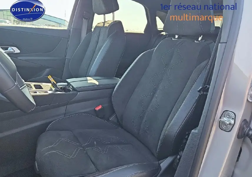 Vue intérieure côté conducteur du DS7 1.5 BlueHDi 130 Edition France avec sièges noirs en alcantara et coutures décoratives.
