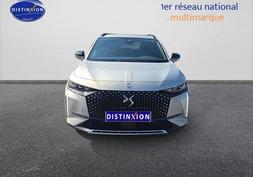 Vue frontale du DS7 1.5 BlueHDi 130 Edition France en Cristal Pearl avec calandre noire et éclairage DS Pixel LED.