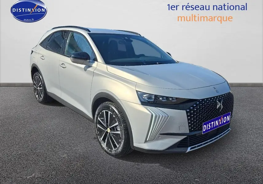 DS7 1.5 BlueHDi 130 Edition France en cristal pearl, vue 3/4 avant avec calandre noire et jantes noires distinctives.