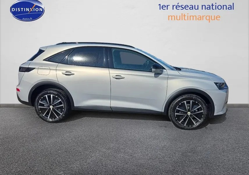 Profil côté droit du DS7 1.5 BlueHDi 130 Edition France en Cristal Pearl avec jantes noires et toit noir.