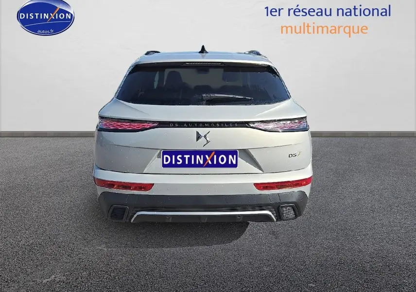 Vue arrière d'un DS7 Cristal Pearl 2025 avec feux LED et double sortie d'échappement intégrée.