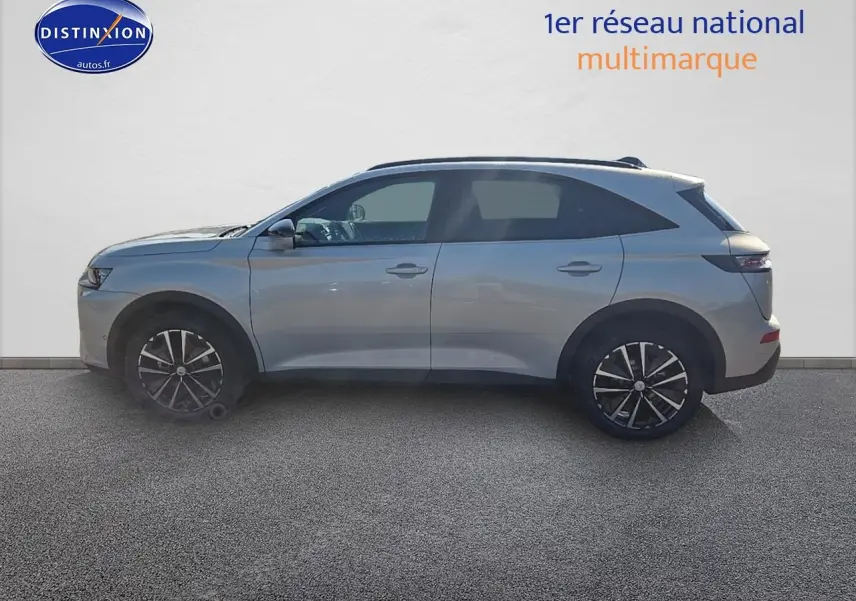 Profil côté gauche du SUV DS7 1.5 BlueHDi 130 édition France en Cristal Pearl avec jantes noires et vitres surteintées.