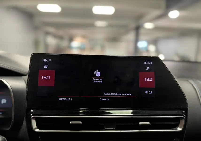 Écran tactile central du tableau de bord du Citroën C5 Aircross noir, affichant la connexion Bluetooth et la température à 19°C.