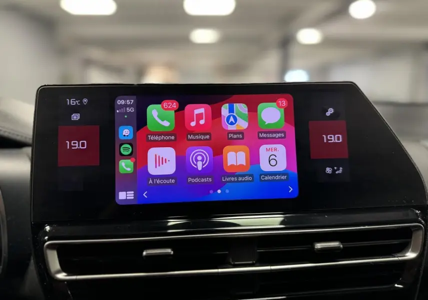 Écran tactile central du tableau de bord du Citroën C5 Aircross 2022 avec interface Apple CarPlay et commandes climatisation.