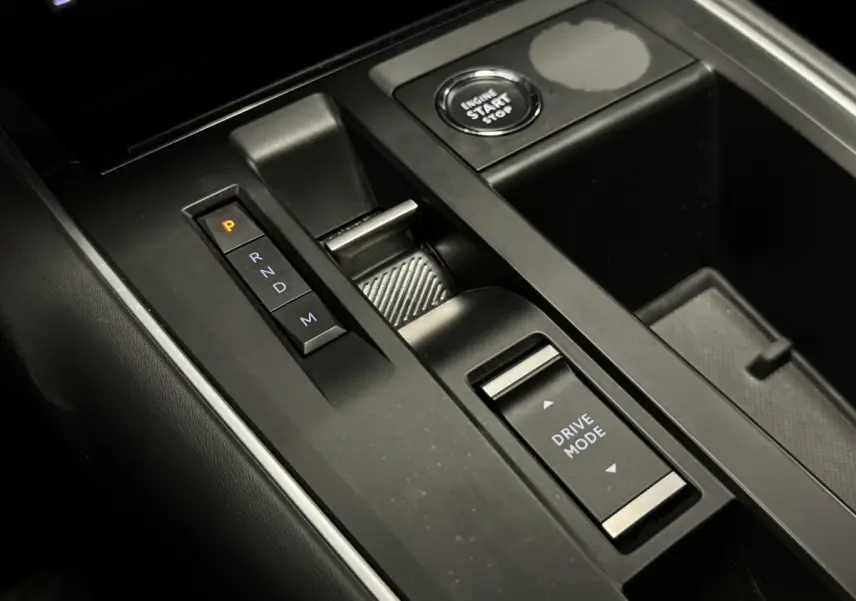 Gros plan sur la console centrale noire du Citroën C5 Aircross avec levier de vitesses automatique et bouton Drive Mode.