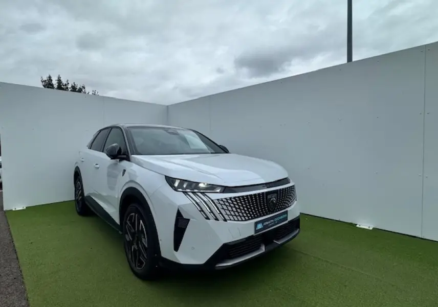 Peugeot 3008 blanc nacré avec toit noir, vue 3/4 avant droit, calandre distinctive et jantes alliage noires.