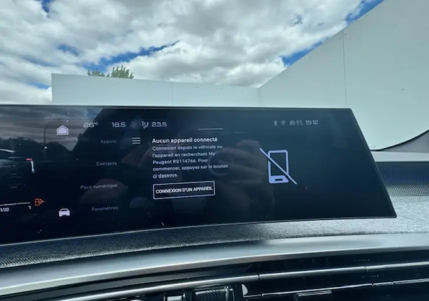 Écran tactile central du Peugeot 3008 II Hybrid 136 GT, affichant le menu de connexion smartphone, intérieur Alcantara.