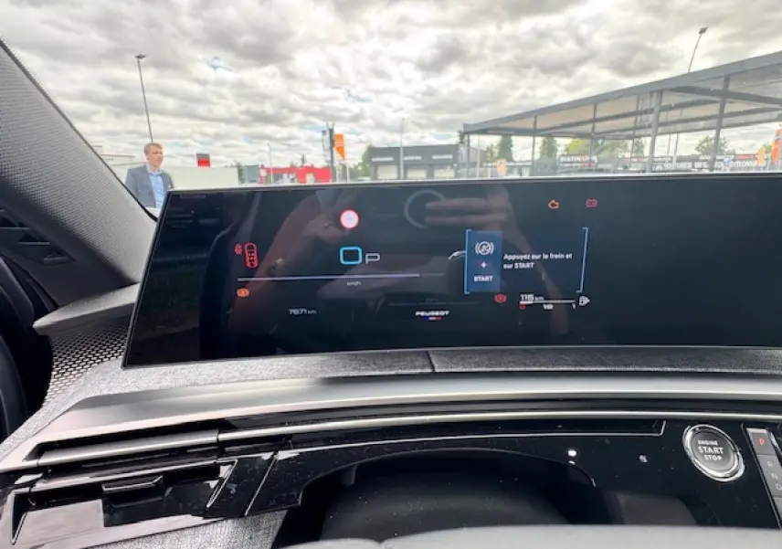Tableau de bord numérique du Peugeot 3008 blanc nacré, affichant l'écran de démarrage avec bouton Start visible.
