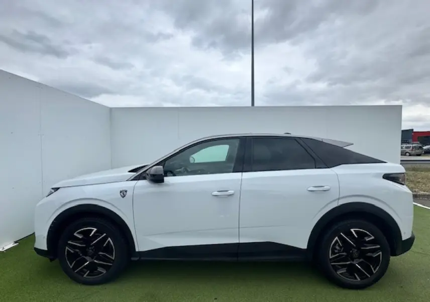 Profil droit du Peugeot 3008 blanc nacré avec toit noir, jantes alliage noires et écopes latérales noires.