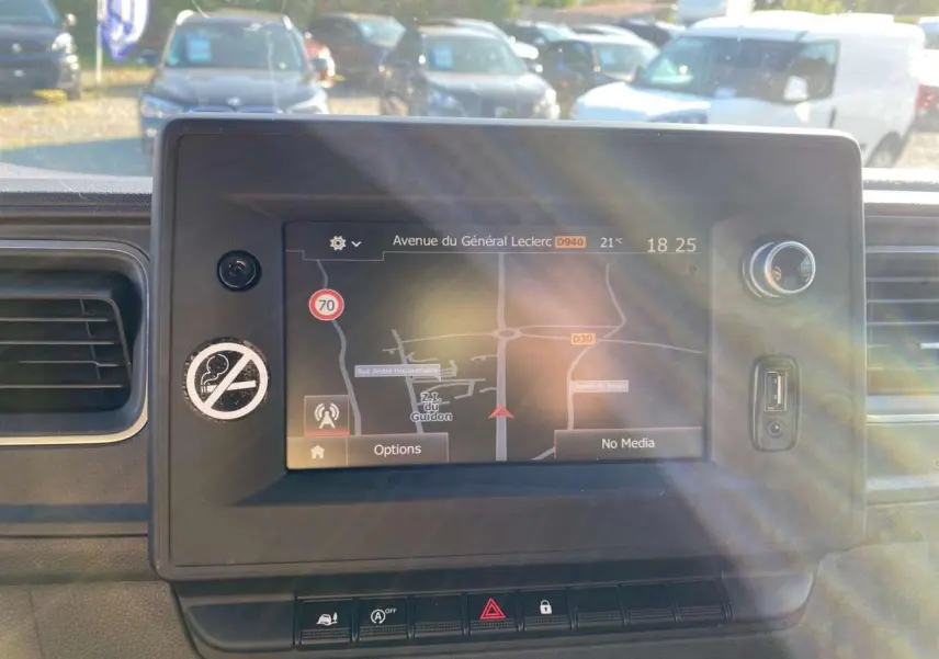 Écran tactile de navigation IntelliLink affichant une carte, avec commandes et prise USB dans un Opel Movano blanc.