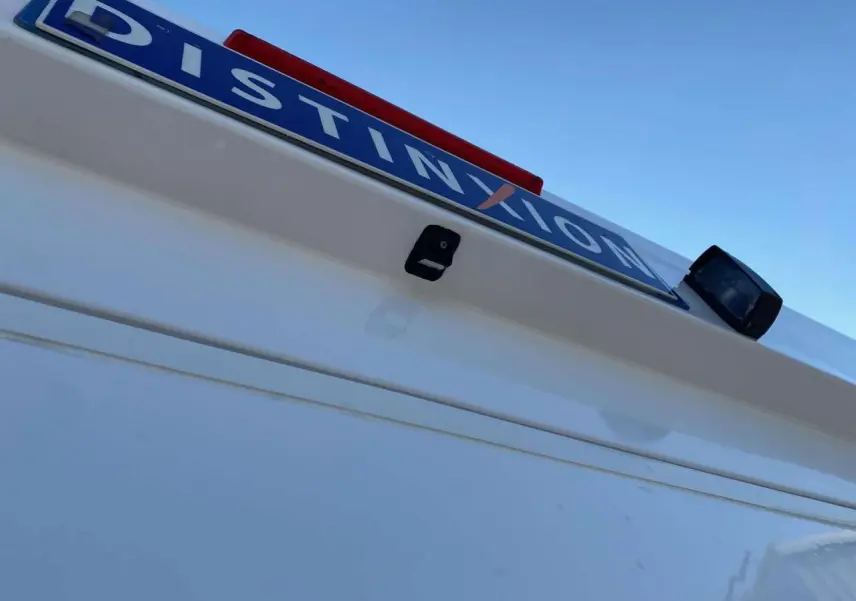 Gros plan sur la caméra de recul et la plaque arrière d'un Opel Movano Fourgon blanc vue de l'arrière en légère contre-plongée.