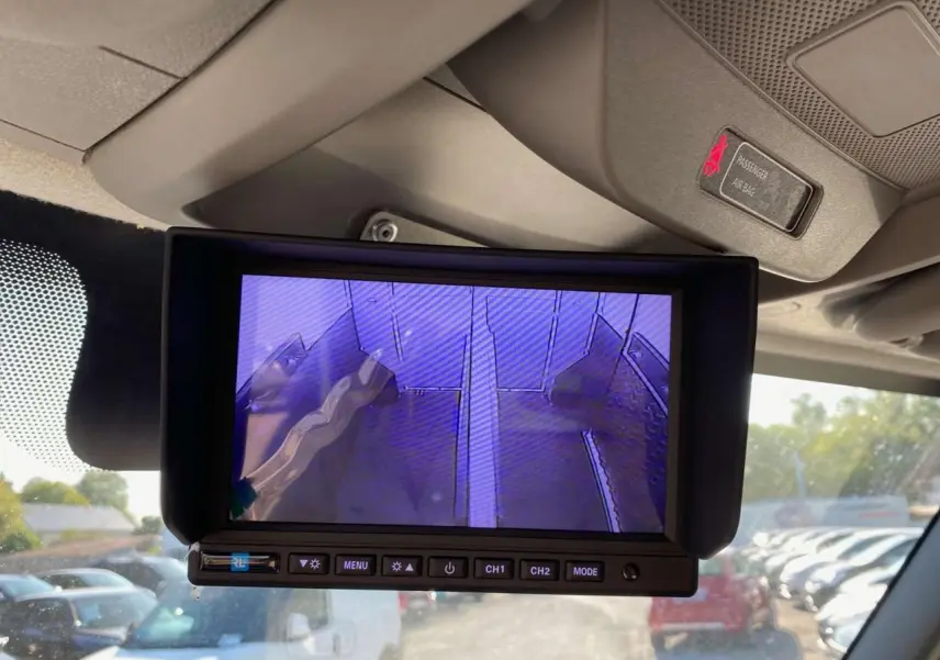 Écran de caméra de recul dans un Opel Movano Fourgon blanc, vue intérieure de la cabine avec affichage du chargement arrière.