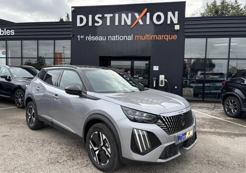 Peugeot 2008 gris Artense avec toit noir en 3/4 avant droit, calandre noire et jantes bi-ton 17 pouces.