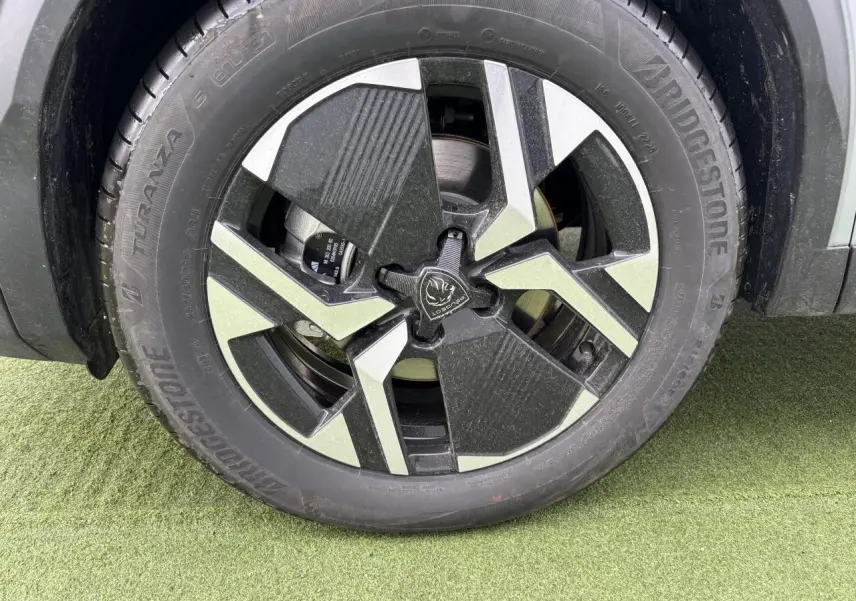 Gros plan sur la jante alliage 17'' bi-ton noir et gris du Peugeot 2008 gris Artense toit noir.