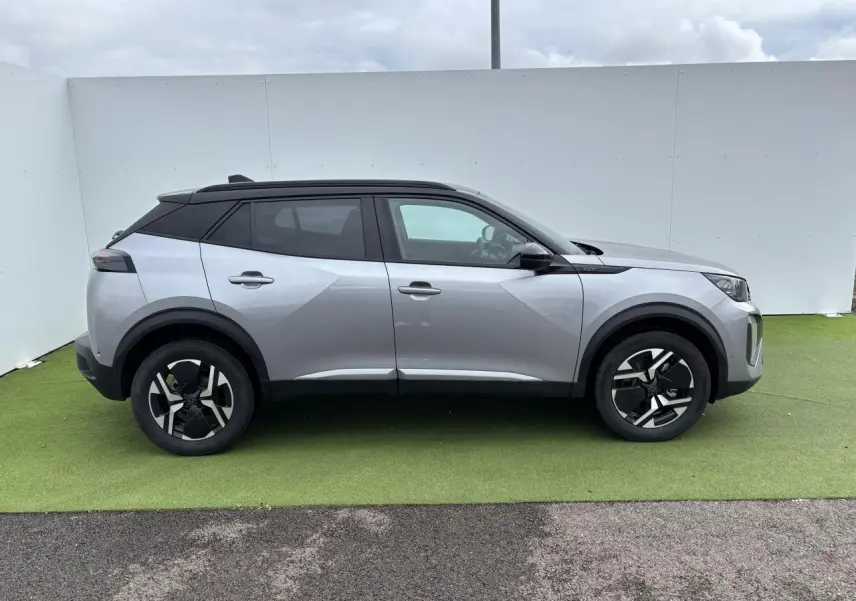 Peugeot 2008 gris Artense toit noir en vue profil côté gauche sur fond neutre extérieur.