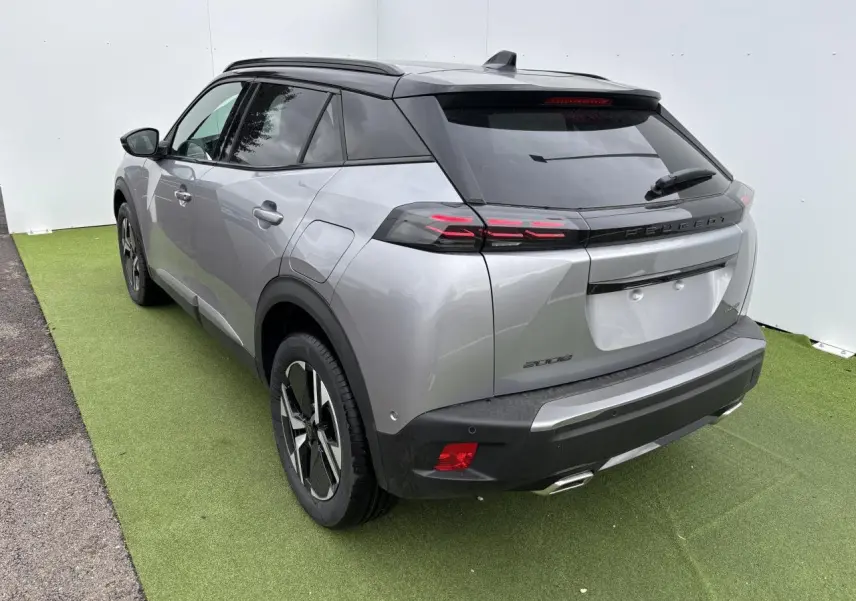 Vue 3/4 arrière droite du Peugeot 2008 gris Artense avec toit noir et feux arrière à LED 3 griffes.