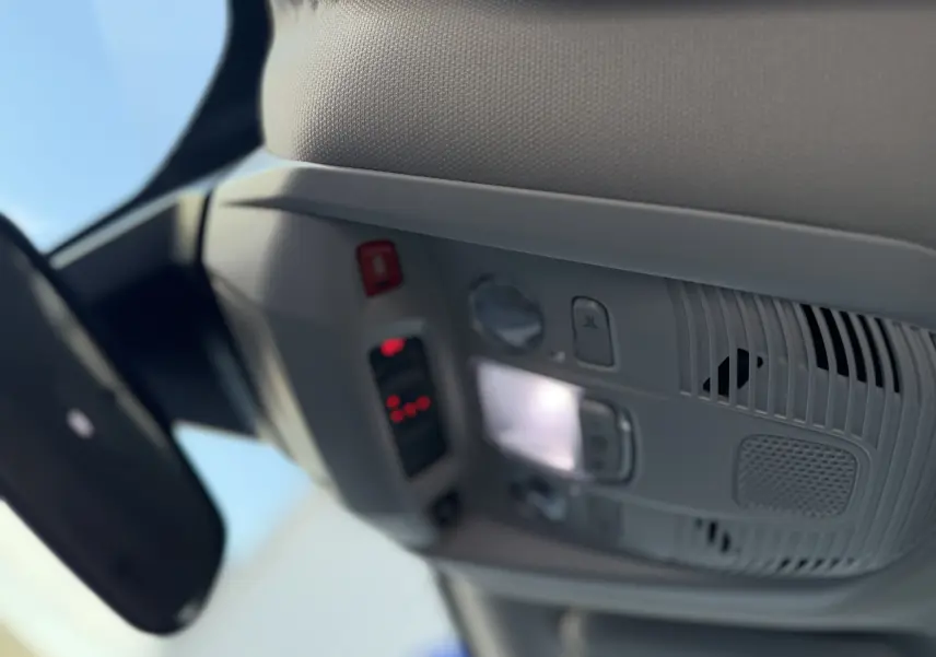 Vue en gros plan du plafonnier gris clair intérieur du Citroën C5 Aircross blanc nacré 2021.