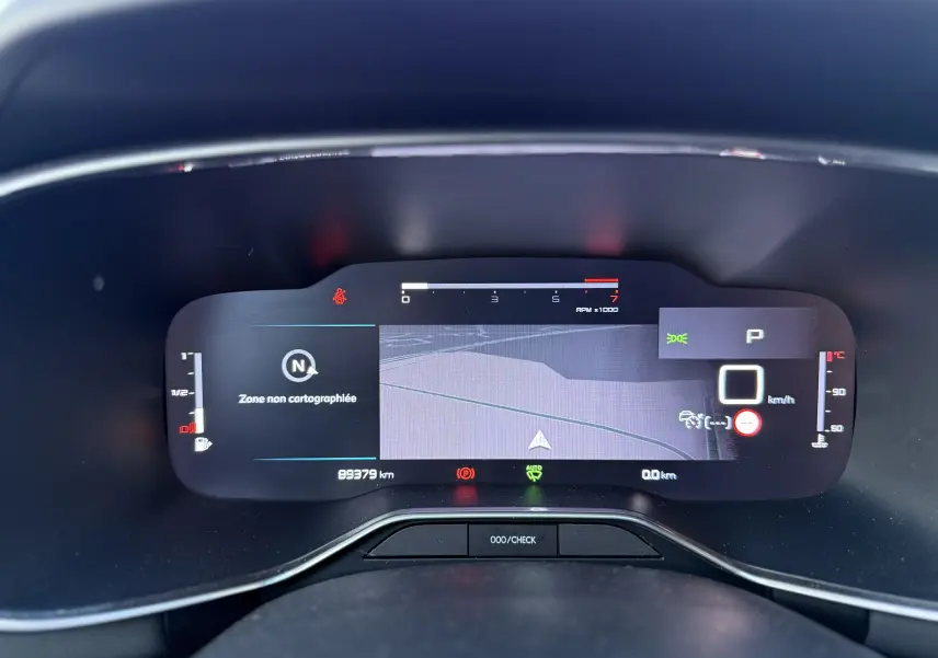 Tableau de bord numérique du Citroën C5 Aircross 2021 affichant la navigation et les indicateurs de vitesse et température.
