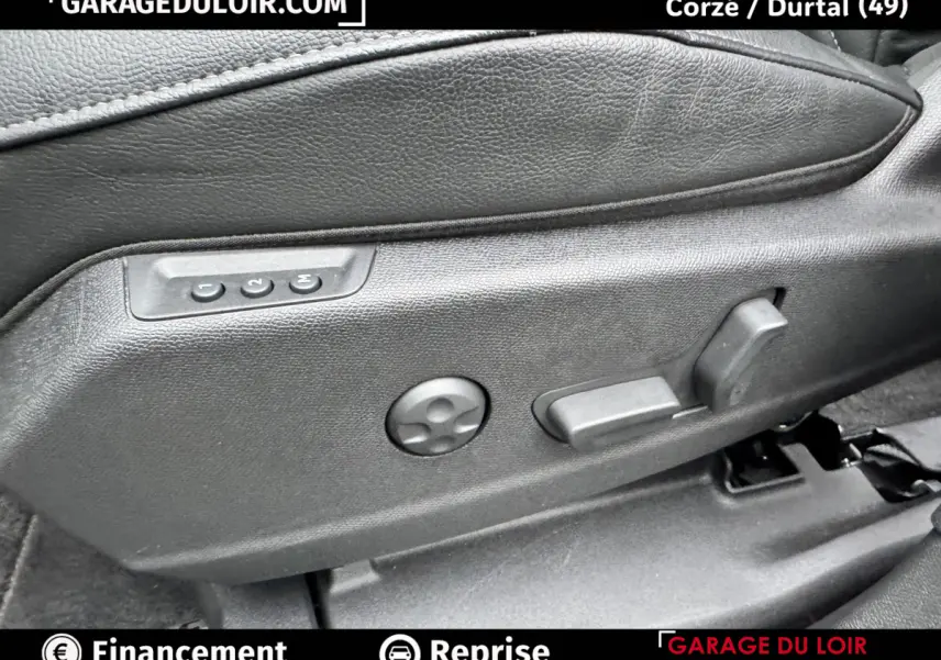 Réglages électriques des sièges côté gauche en cuir noir du DS7 Crossback BlueHDi 130 2024.