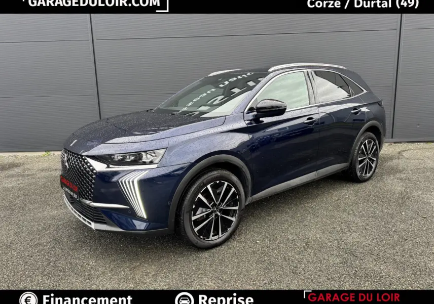 DS7 Crossback Bleu 3/4 avant droit avec signature lumineuse verticale et jantes noires bicolores