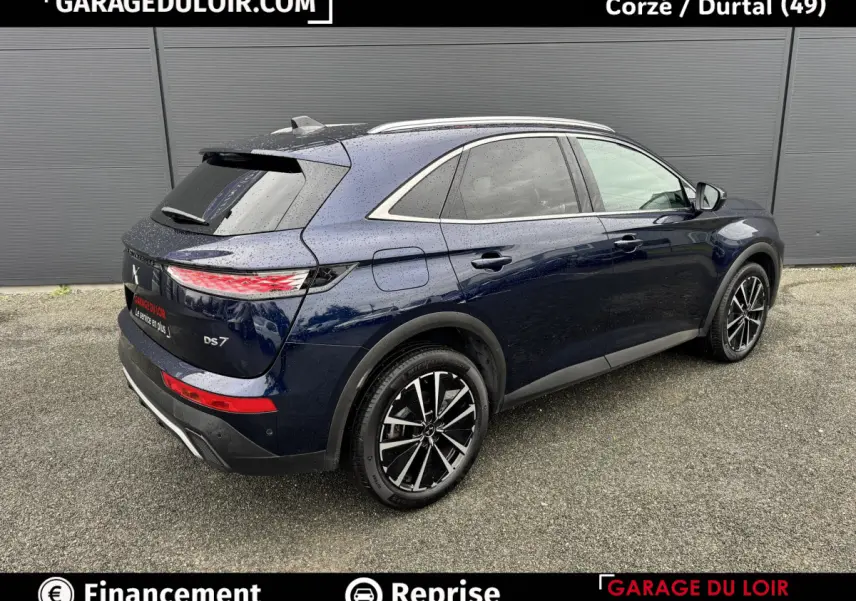 DS7 Crossback bleu vue 3/4 arrière droit, jantes alliage noires et toit avec barres chromées.