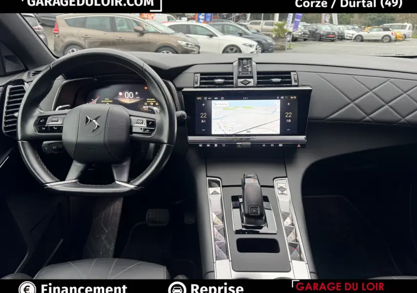 Vue intérieure avant du DS7 Crossback Bleu, tableau de bord et écran tactile central avec finition cuir matelassé.