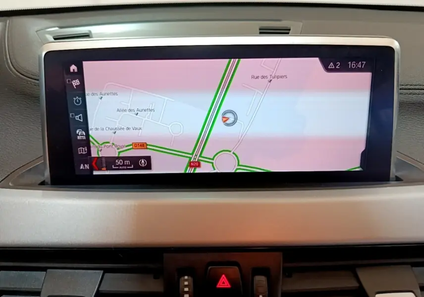 Écran central du tableau de bord de la BMW X2 sDrive18i Lounge 2023 affichant la navigation GPS.