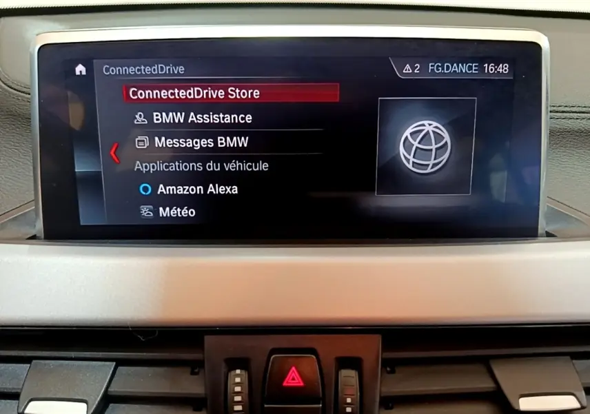 Écran central du tableau de bord de la BMW X2 sDrive18i Lounge 2023 affichant le menu ConnectedDrive.