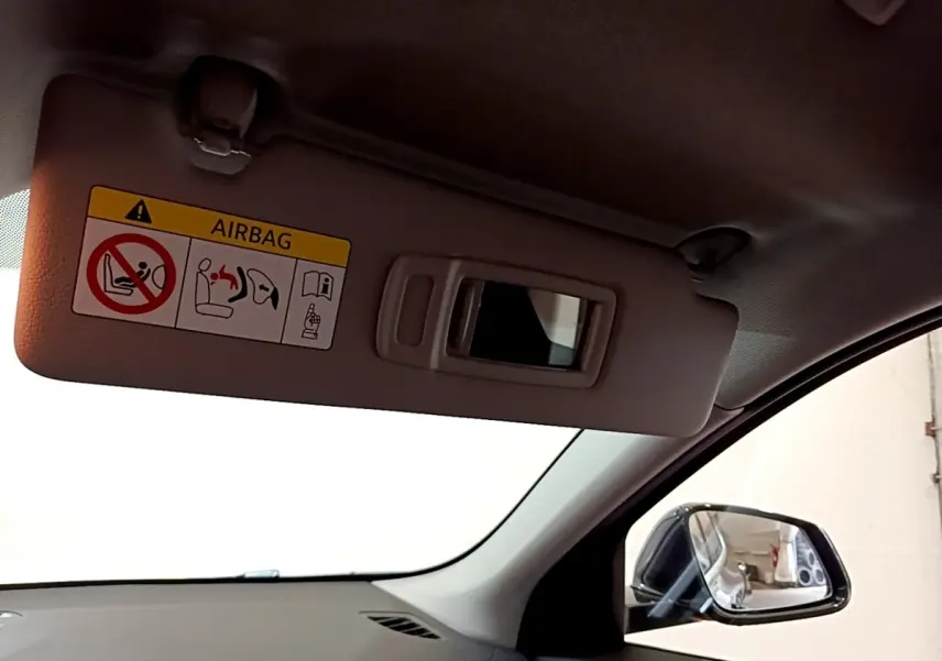 Détail du pare-soleil côté conducteur avec miroir intégré et rétroviseur extérieur noir d’un BMW X2 sDrive18i 2023.