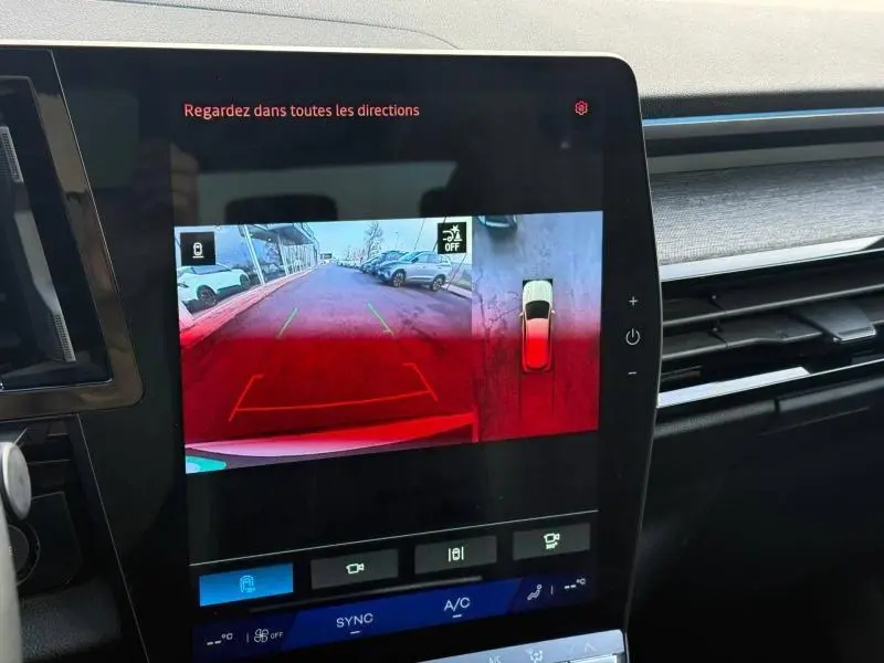 Écran central montrant la caméra de recul du Renault Austral blanc nacré avec toit noir étoilé, vue intérieure côté droit.