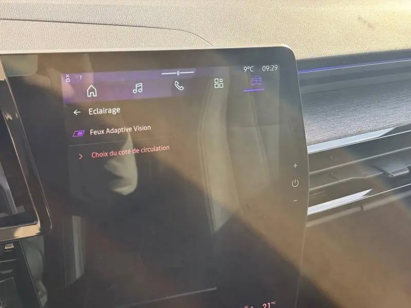 Écran tactile intérieur du Renault Austral 2025 affichant les réglages d’éclairage, avec tableau de bord en tissu gris.