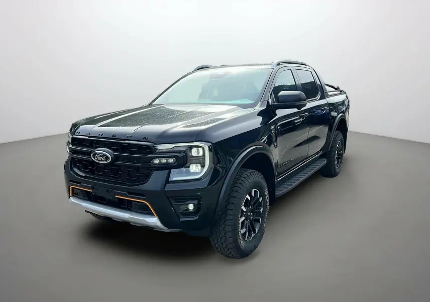 Ford Ranger 2026 noir agate en 3/4 avant droit avec calandre noire et détails orange sur pare-chocs.