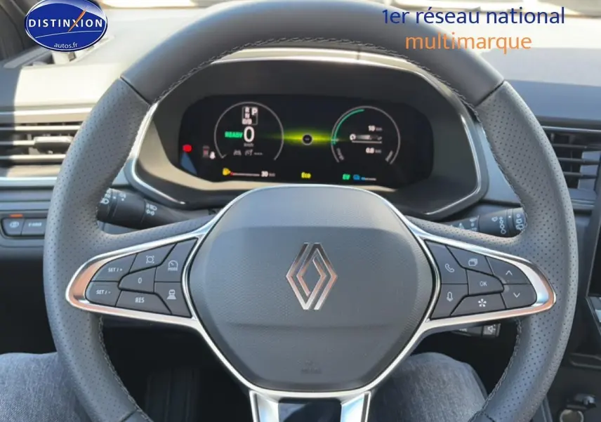 Vue rapprochée du volant multifonction noir avec logo Renault et tableau de bord numérique du Captur 2026.