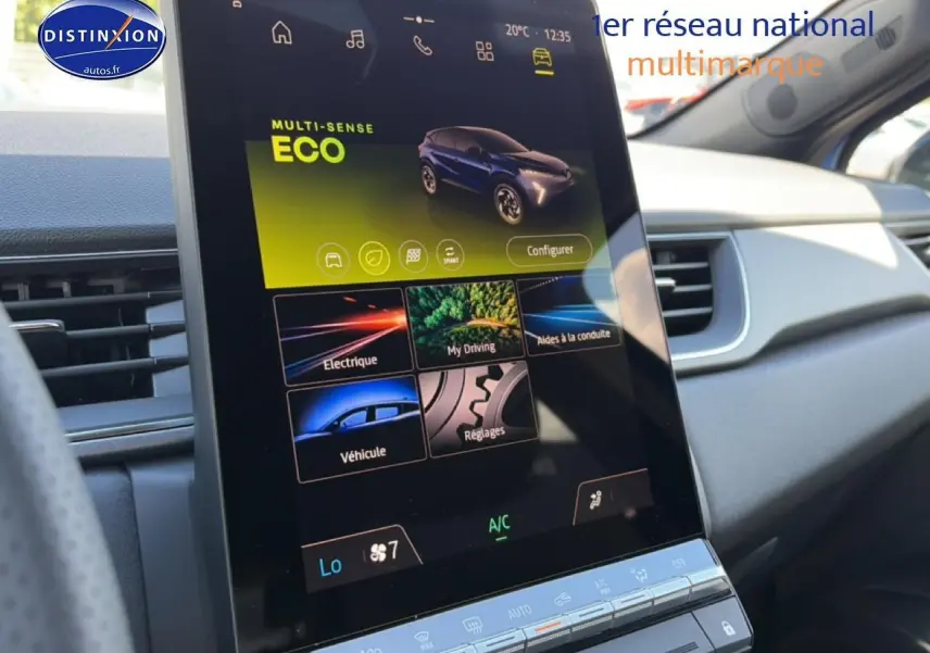 Écran tactile central du Renault Captur 2026 bleu iron, vue intérieure côté droit avec tableau de bord clair.
