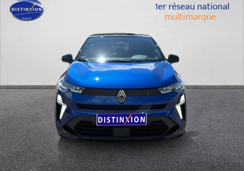 Vue avant d'un Renault Captur 1.8 e-tech hybride bleu iron avec toit noir et feux LED en forme de C.