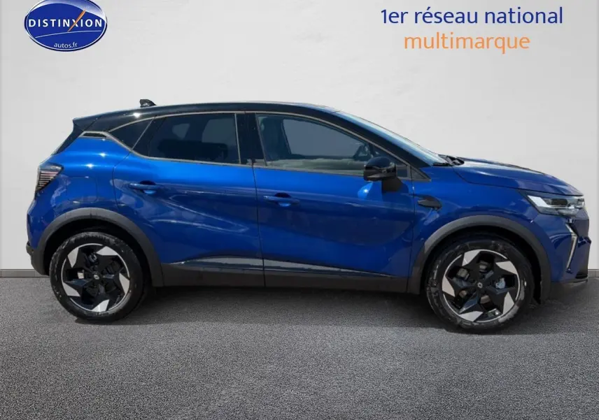 Profil droit du Renault Captur 2026 bleu iron avec toit noir et jantes alu distinctives.