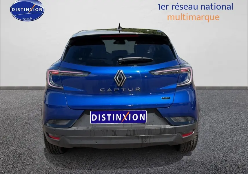 Vue arrière d'un Renault Captur bleu iron avec toit noir, mettant en valeur ses feux arrière LED et son logo central.