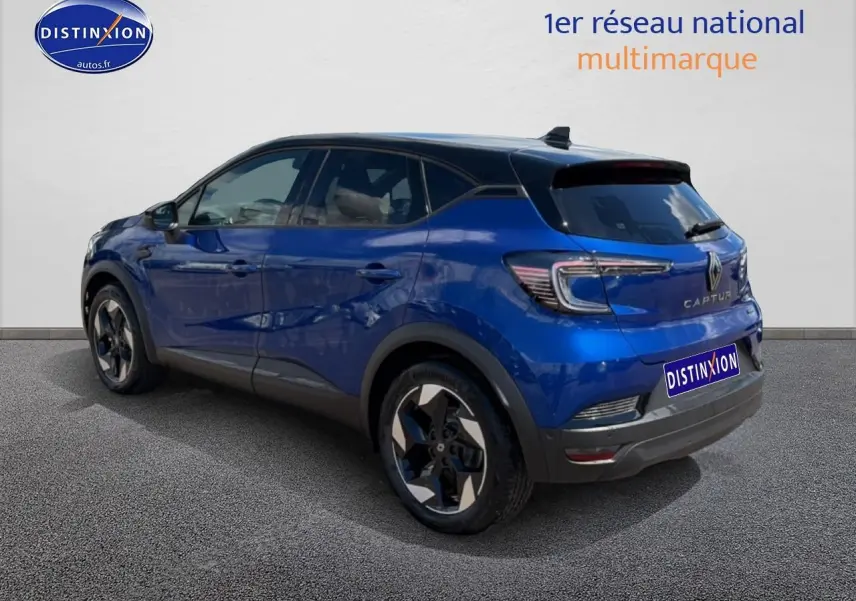 Vue 3/4 arrière droite d'un Renault Captur 2026 bleu iron avec toit noir et jantes alu noires.